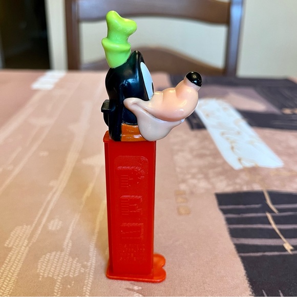 PEZ Candy Dispenser Disney Goofy (Slovenia) - Picture 2 of 7